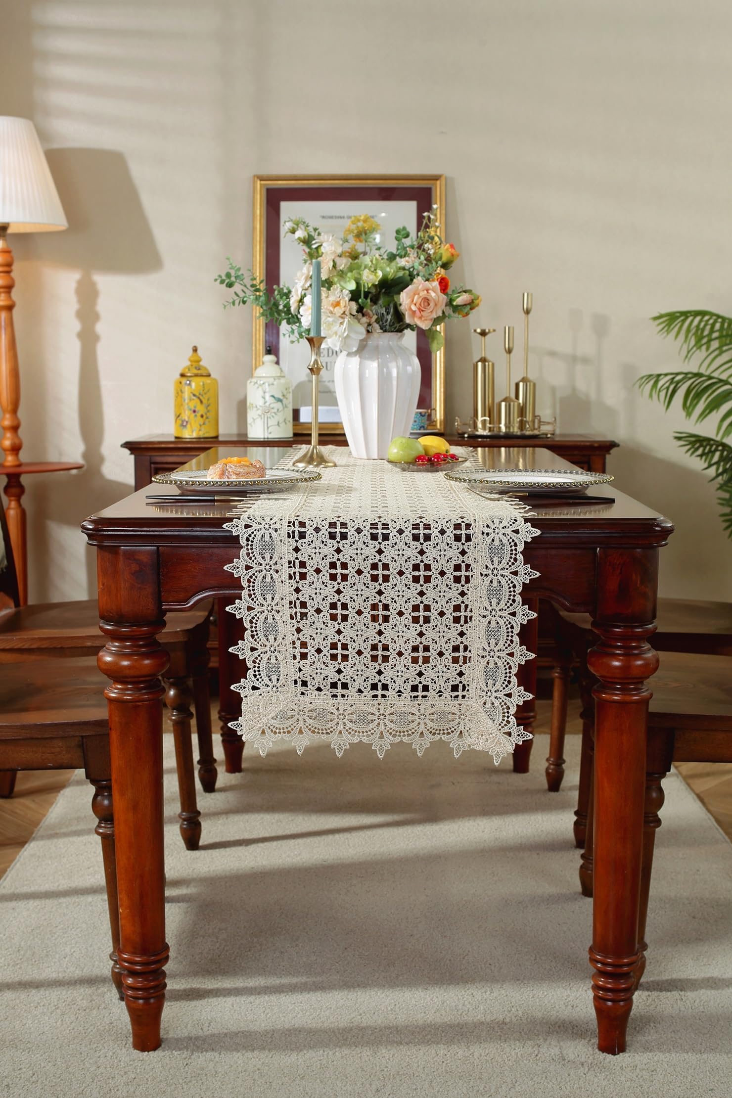 カットワークのテーブルセンター